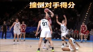 中國女籃大勝日本晉級四強，劉禹彤強勢進攻得分