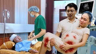 Pregnant Tu Tien was in a serious car accident. Jack collapsed in despair  outside the hallway