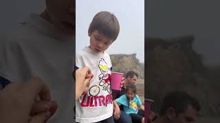 跨国婚姻10年里那无数次的说走就走的旅行🧳 婆婆说她年轻的时候，海滩上全是五颜六色的玻璃，但是后来去玩的人多了，每人带一