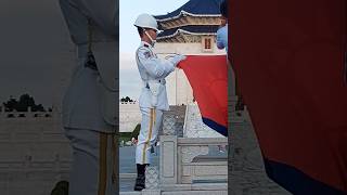 禮兵長 收摺國旗 #海軍儀隊 #中正紀念堂 #降旗典禮 2025.07.15