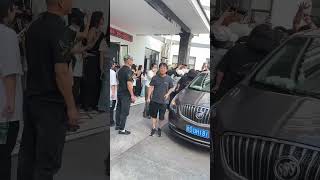#刘宇航 义乌下飞机一路这些粉丝追回来到横店40分钟演员下不了车 都闲着没事干吗我去#演员展轩