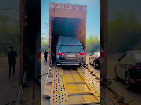 जब Innova Crysta ट्रक में चढ़ी, पूरा सीन Royal लगा! 😎 | #shortsfeed