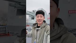 火力展示！4月22日，青岛。四川观察记者登上中国海军052D型导弹驱逐舰“成都舰”的甲板，探访舰上武器装备。主舰炮、近防炮、干扰弹发射器……多种武器组合搭配，专治火力不足！