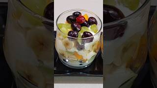 Layered Fresh Fruit & Greek Yogurt Parfait #spicesmart
