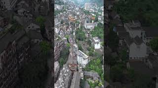 你敢相信？眼前所看到如此巨大规模的建筑群竟然是贵州一个乡镇！GDP吊打90％以上的县城，有人知道这是哪吗？#小镇 #贵州农村 #家乡的变化 #旅行推荐官 #旅行大玩家  #travel