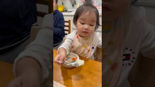 女兒小莫［育兒日常］妹妹怎麼這麼好，把自己的粥分給爸爸吃。1y10m4d