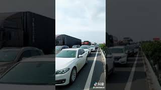G4京港澳高速漯河南往驻马店方向严重堵车！前往这边的朋友绕道行驶！