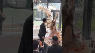 新婦さまから新郎さまへの可愛すぎるファーストバイト🎀おふたりの仲の良さが伝わってきますよね🤍video by...@konona.official さま#一度きりの人生一度は魔法にかけられて
