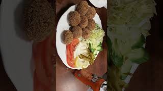 #arabicfood #falafel #food Falafel + hummus… 10/10 or nah? 🤔