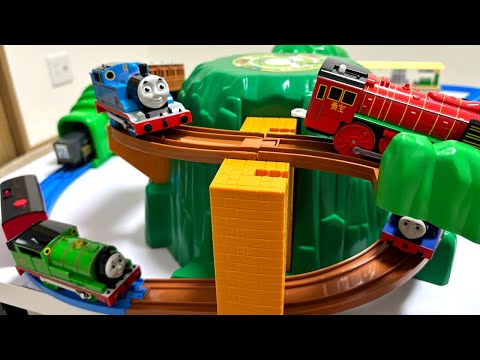 Plarail (Thomas the Tank Engine) ☆ Thrilling Descent Mountain & 2 Stations