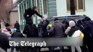 Russian jeep attacked by angry crowds in Kupyansk in eastern Ukraine