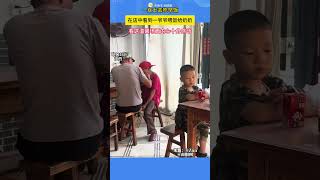 一女士去吃早飯，在店中看到一爺爺喂飯給奶奶，看這溫馨場面內心十分感動