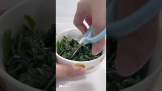菠菜剪碎，冰磚保存｜寶寶副食品這樣備餐 #我是卷媽 #卷媽副食品 #副食品 #菠菜 #冰磚 #分裝盒 #容器 #冷凍 #shortvideo #shorts #寶寶輔食 #寶寶愛吃 #food