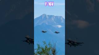 雙降！F-16V美麗山景｜🇹🇼｜#f16 #shorts #fighters #jets #taiwan #military #aircraft #飛行機 #combat #shortsvideo