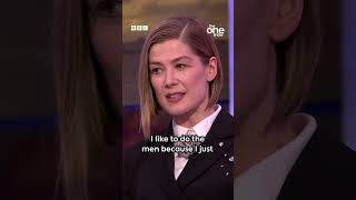 How the police ended Rosamund Pike and her ‘The Wheel of Time’ castmates karaoke party🎤😅 BBC