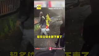 淡水暴雨路樹倒塌擋路中！騎士們下車合力搬樹結局暖