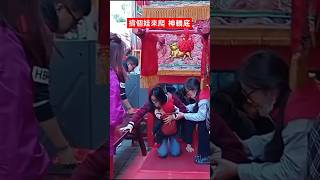 揹個娃來爬神轎底🤔鑽轎腳🤔