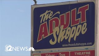 Father leaves 4 kids in hot car to visit adult shop for nearly an hour