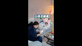 【顧小孩不能分心】4月嬰翻身差點跌地上！　爸神反應緊急接住差點嚇壞 #Shorts