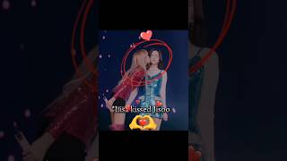 Lisa kissed Jisoo😮🤍🎀 #blackpink #jisoo #lisa #rosé #jennie #earthquake