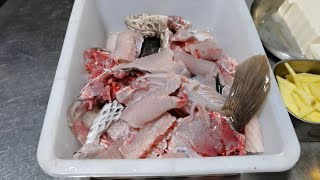 取完魚片後的魚骨不要丟，飯店大廚分享魚骨湯，加一塊豆腐，色如牛奶，味道鮮美