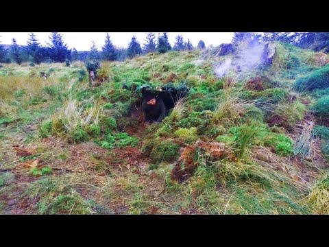 丛林工艺挖了一个带壁炉的地下庇护所住在里面，又暖和又舒服真棒