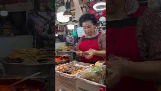 #韓國小吃 #韓國美食 #麻藥紫菜包飯 #辣炒年糕 #korea #koreanfood #韓國旅遊 #yummyfood #trip 麻藥飯捲也是廣藏市場的經典美食！辣炒年糕超Q彈☺️