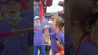 超猛~玄天上帝女乩嘴吃燃香參禮