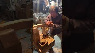 松本民芸家具の職人西脇さんのカンナ仕事風景