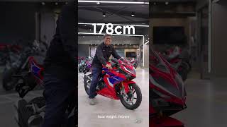 Rider with dgfferent sizes on the honda CBR 250 RR