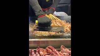 昆明夜市铁板鱿鱼，15一串，噼里啪啦看着好好吃 #无辣不欢美食 #街边美食 #特色美食小吃 #烧烤#云南美食