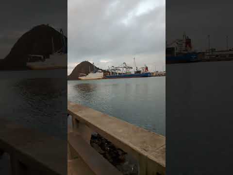 Andando pela beira mar Vitoria ES e admirando a visão do porto de Capuaba em vila velha