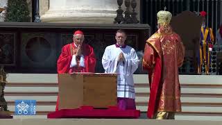 Eastern Catholics Chanting "Christos Anesti - Christ is Risen" for Pope Francis