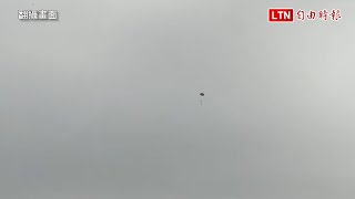 勇鷹高教機發動機失效墜海 飛官跳傘逃生畫面曝光（翻攝畫面）
