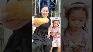 Ăn bánh mì hay socola #shorts