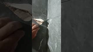 Pedreiro usa novo método para colocar revestimento cerâmico