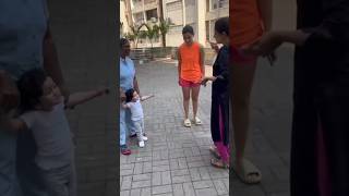 #aliabhatt #ranbirkapoor play holi as #raha watches them play with colors #shorts #holi #happyholi