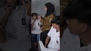 GURU DESMA GREBEK SATU KELAS
