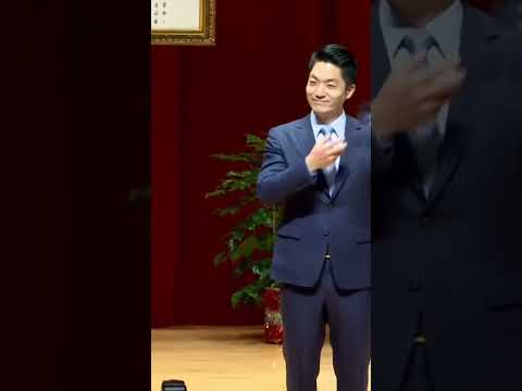 臺北市長蔣萬安向國父遺像宣誓就職畫面｜希望蔣市長能像他的祖父經國先生一樣勤政愛民，也希望台灣越來越好