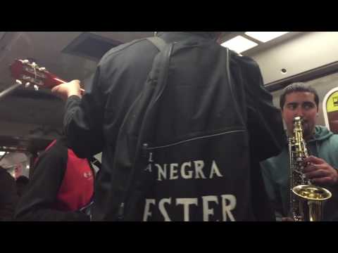 Artistas populares en el metro.