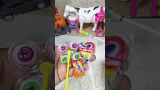 hunting for lollipop mentos 🍭🕷️🍓 snacks in Styrofoam granules#shortvideo#asmr#huntingsnacks#mentos