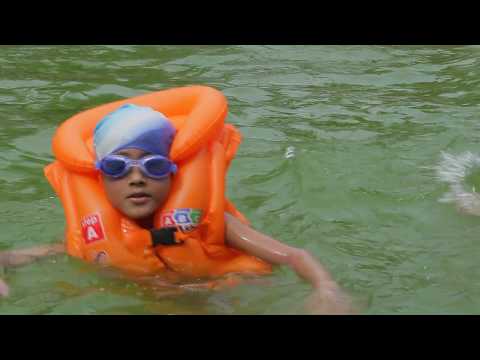 6YEAR BOY LEARNING TO SWIM