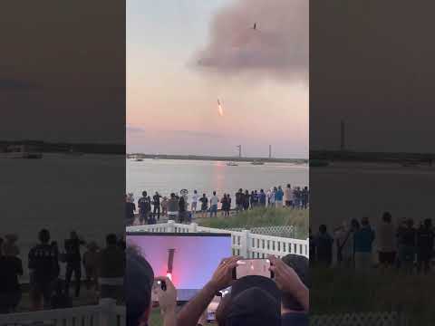 远看spacex是如何接住火箭的。太令人震惊了！