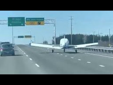 😯😮 Emergency landing plane on Highway