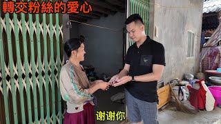 台灣人和外國粉絲這麼好，阿俊轉交粉絲的愛心送到越南聾啞家庭