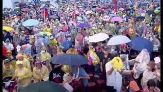 黃國昌再趕桃園 就算現場下雨 你看小老百姓穿雨衣拿雨傘都走出來了 同台韓國瑜 蔣萬安 張善政 在野黨集結全力拚一次 這次我們會守下民主