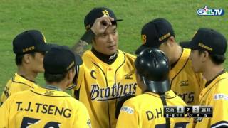 04/07 兄弟 vs 富邦 七局下，于孟雄擊出右外野方向飛球落地形成二壘安打，兄弟守備失誤打者上三壘