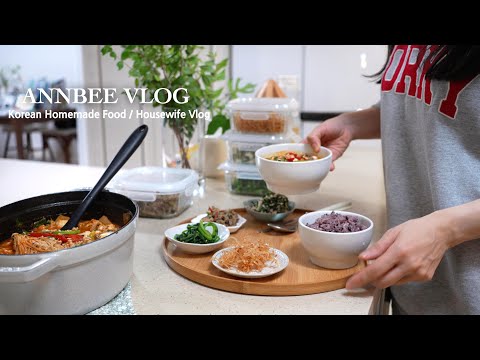 Warm Korean Food 🍲 Soupy dish and some neat side dishes