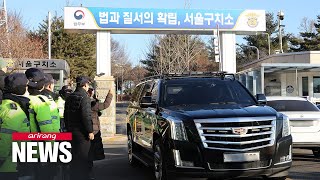 Protestors begin to gather at detention center ahead of impeachment trial