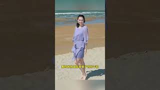 那时候的“国际章”章子怡好年轻！一身浅紫裙赤脚立沙滩 #老照片 #旧时光 #青春 #历史人物
